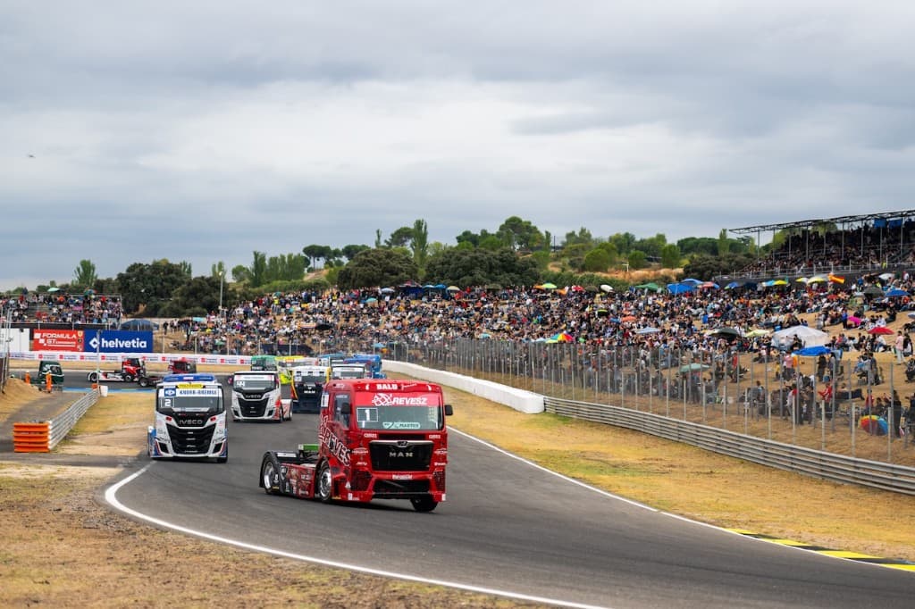 Kiss Norbert a Révész Racing 1-es kamionjával az élen
