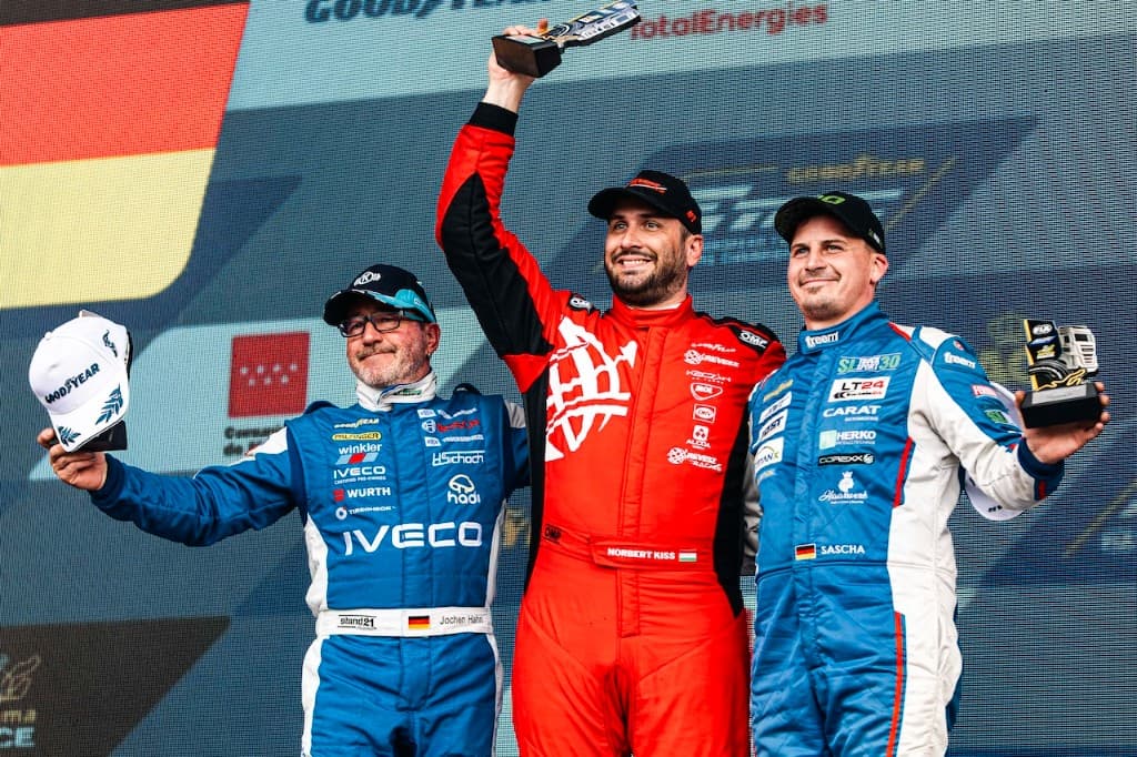 Kiss Norbert a dobogón a 2026-os Goodyear FIA ETRC trófeájával
